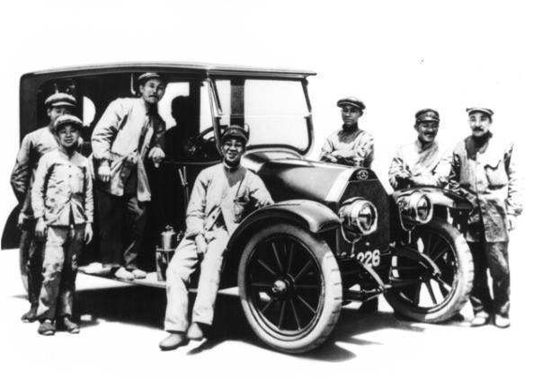 Die Arbeiter in Kobe präsentieren den Prototyp des Mitsubishi Modell A (1917–1921), des ersten japanischen Serienautos.  Foto: Auto-Medienportal.Net/Mitsubishi